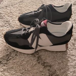 New Balance 327 sneaker tennis shoe